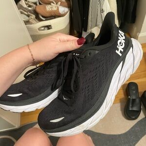 Black hoka Clifton 9’s